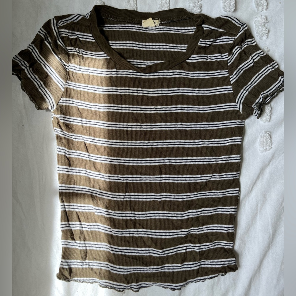 size ~ XS , color ~ green/black/white , garage t-shirt